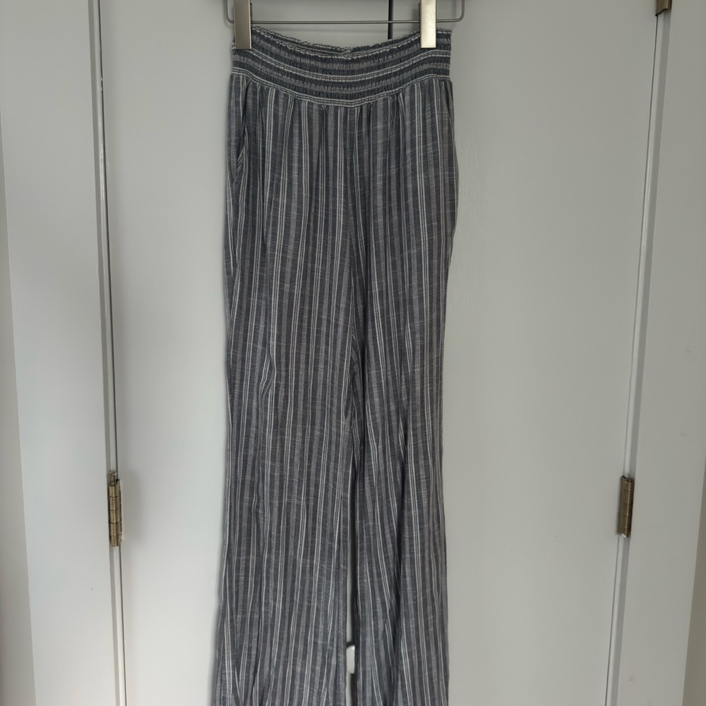 Evereve Gray and White Striped Pants Size XS